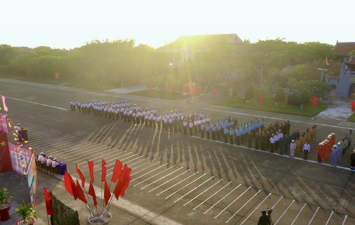 Bên cạnh việc tổ chức bầu cử, các lực lượng trên đảo vẫn duy trì nghiêm chế độ trực, sẵn sàng chiến đấu, tăng cường quan sát, nắm chắc tình hình trên không và trên biển nhằm bảo đảm an ninh, an toàn tuyệt đối cho ngày bầu cử nơi tuyến đầu của Tổ quốc.