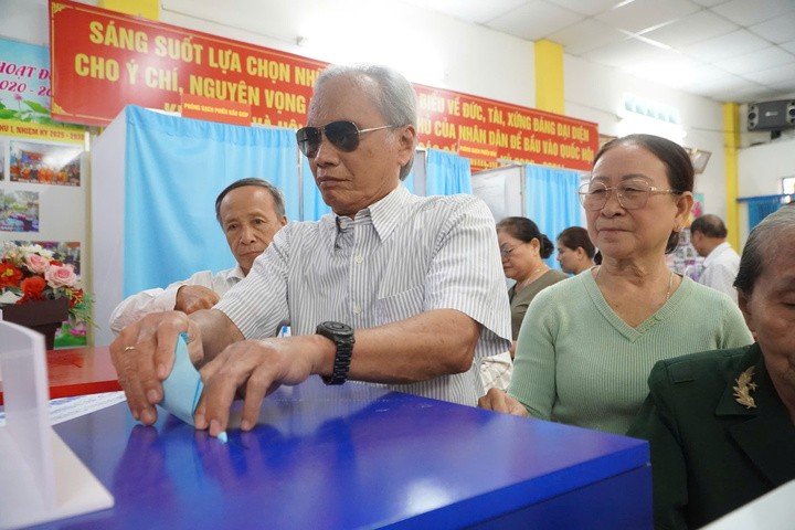 Vợ chồng cử tri Văn Thành Bảng ở phường Bình Quới thực hiện quyền công dân dưới sự hỗ trợ tận tình của tổ bầu cử.