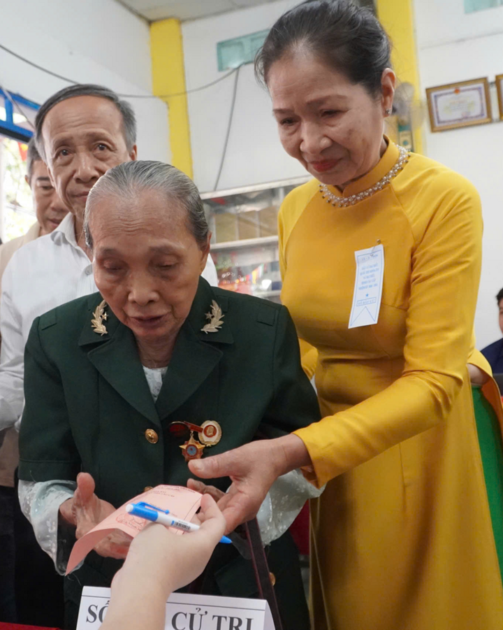 Các cử tri cựu chiến binh sức khỏe yếu được hỗ trợ tận tình để thực hiện quyền công dân.