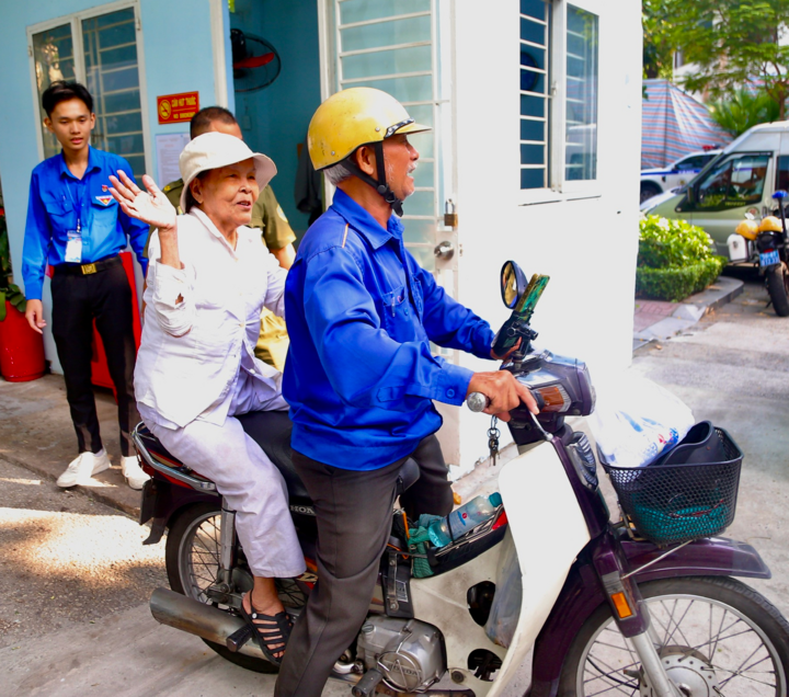 Bà Nguyễn Thị Liễu bị tật ở chân, đi lại khó khăn vẫn trực tiếp đến điểm bỏ phiếu ở phường Xuân Hòa.