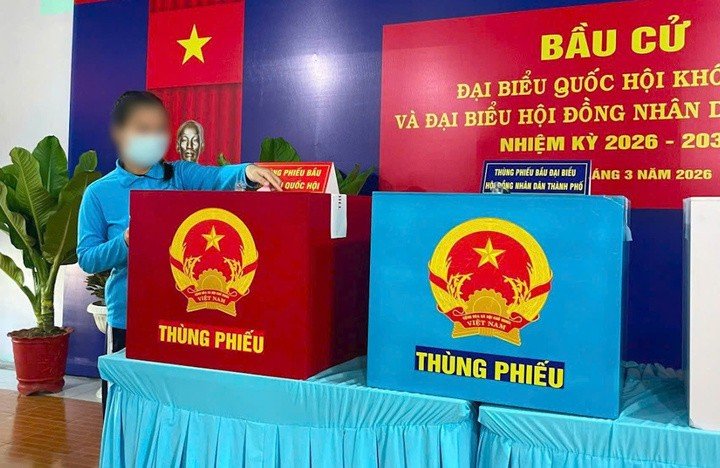 Các cử tri là học viên cai nghiện trực tiếp bỏ phiếu thực hiện quyền công dân.