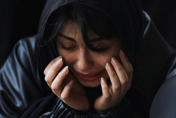 Người phụ nữ bật khóc khi tham dự lễ tang các nạn nhân thiệt mạng trong các cuộc tấn công của Israel và Mỹ tại Tehran, Iran.