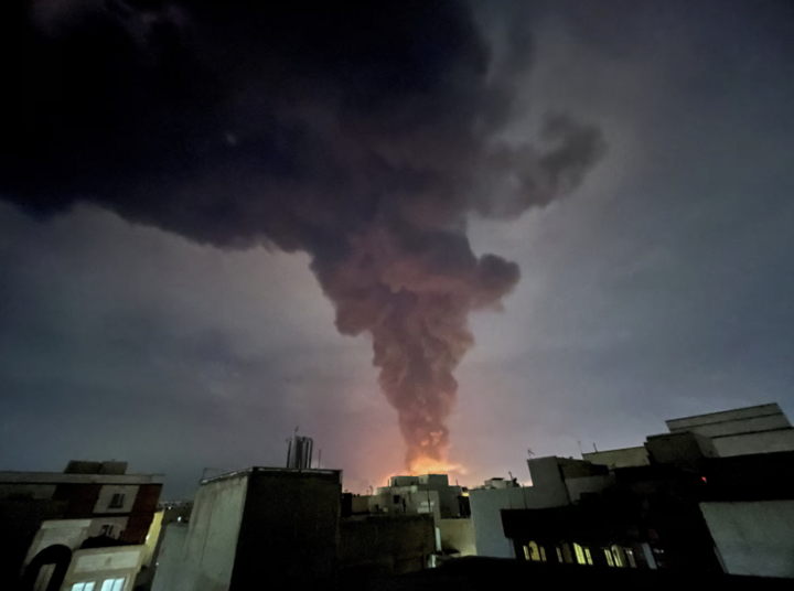 Khói bốc lên sau một vụ nổ tại Tehran, Iran.