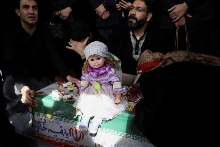 Búp bê được đặt trên quan tài của bé Zainab Sahebi, 2 tuổi, thiệt mạng trong một cuộc tấn công.