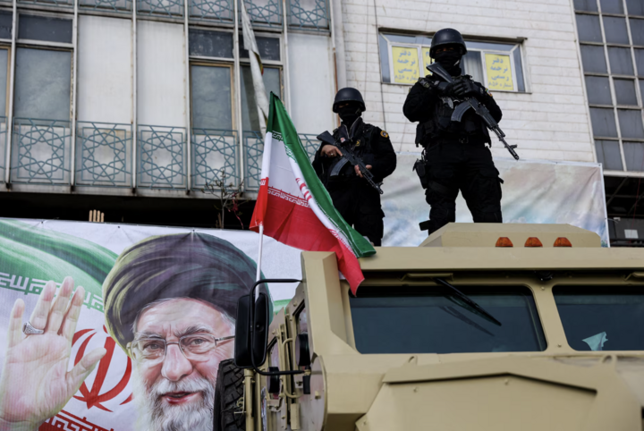 Các thành viên lực lượng an ninh Iran canh gác trong cuộc tụ họp ủng hộ lãnh tụ tối cao mới Mojtaba Khamenei tại Tehran.