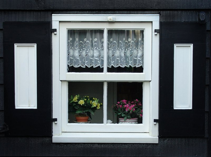 Người Hà Lan đôi khi chỉ dùng 1 tấm rèm phủ nhỏ để phục vụ mục đích trang trí nội thất. (Ảnh: Kitchenk)