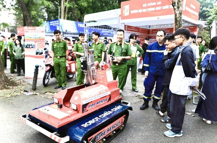 Robot chữa cháy thử nghiệm khu vực gian hàng tư vấn tuyển sinh của Đại học Phòng cháy chữa cháy tại Ngày hội tư vấn Tuyển sinh - hướng nghiệp 2026.