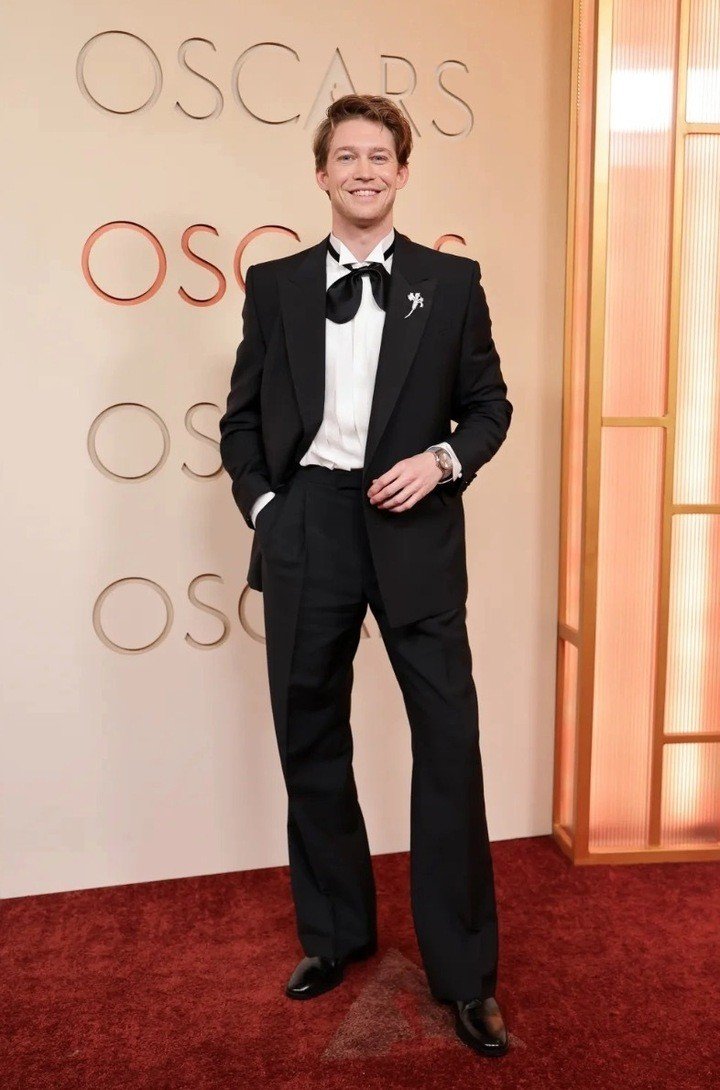 Tài tử Joe Alwyn lịch lãm trên thảm đỏ Oscar.