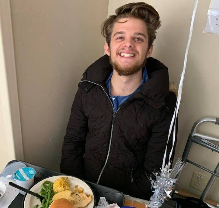 Gabe ăn bữa ăn đầu tiên sau khi tỉnh lại.