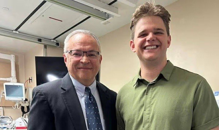 Bác sỹ Moore chụp ảnh cùng Gabe sau khi anh bình phục. (Ảnh: Gabe Poirot)