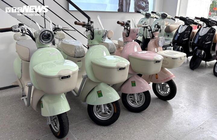 Các mẫu xe máy điện có thiết kế nhỏ gọn, nhiều màu sắc phù hợp với khách hàng nữ. (Ảnh: Công Hiếu)
