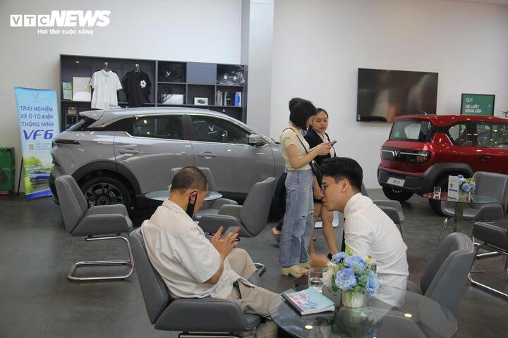 Khách tìm hiểu mua xe điện của VinFast. (Ảnh: Phạm Duy)