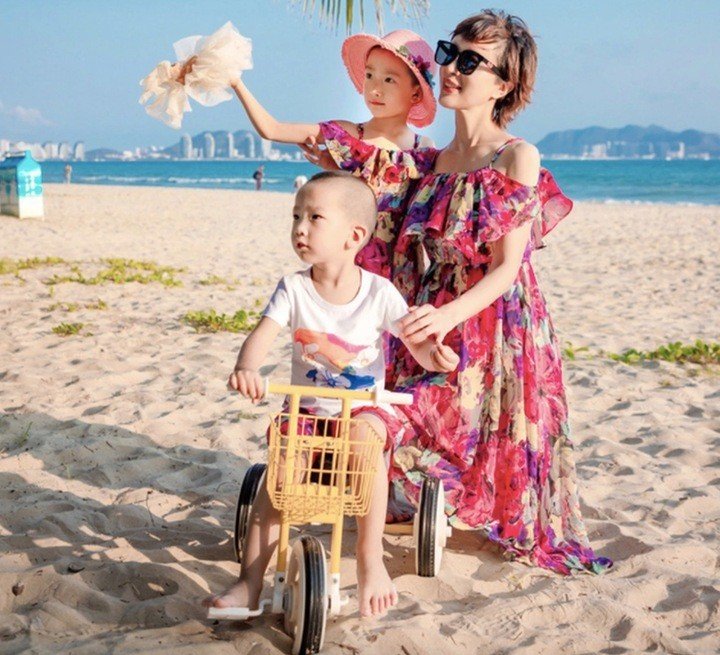 Kim Xảo Xảo bên hai con.