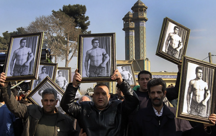 Lễ tưởng niệm 45 năm ngày mất của Gholamreza Takhti năm 2013 được tổ chức tại nghĩa trang Ibn-e Babouyeh ở phía nam Tehran, nơi ông được an táng. (Nguồn: Mehr News)