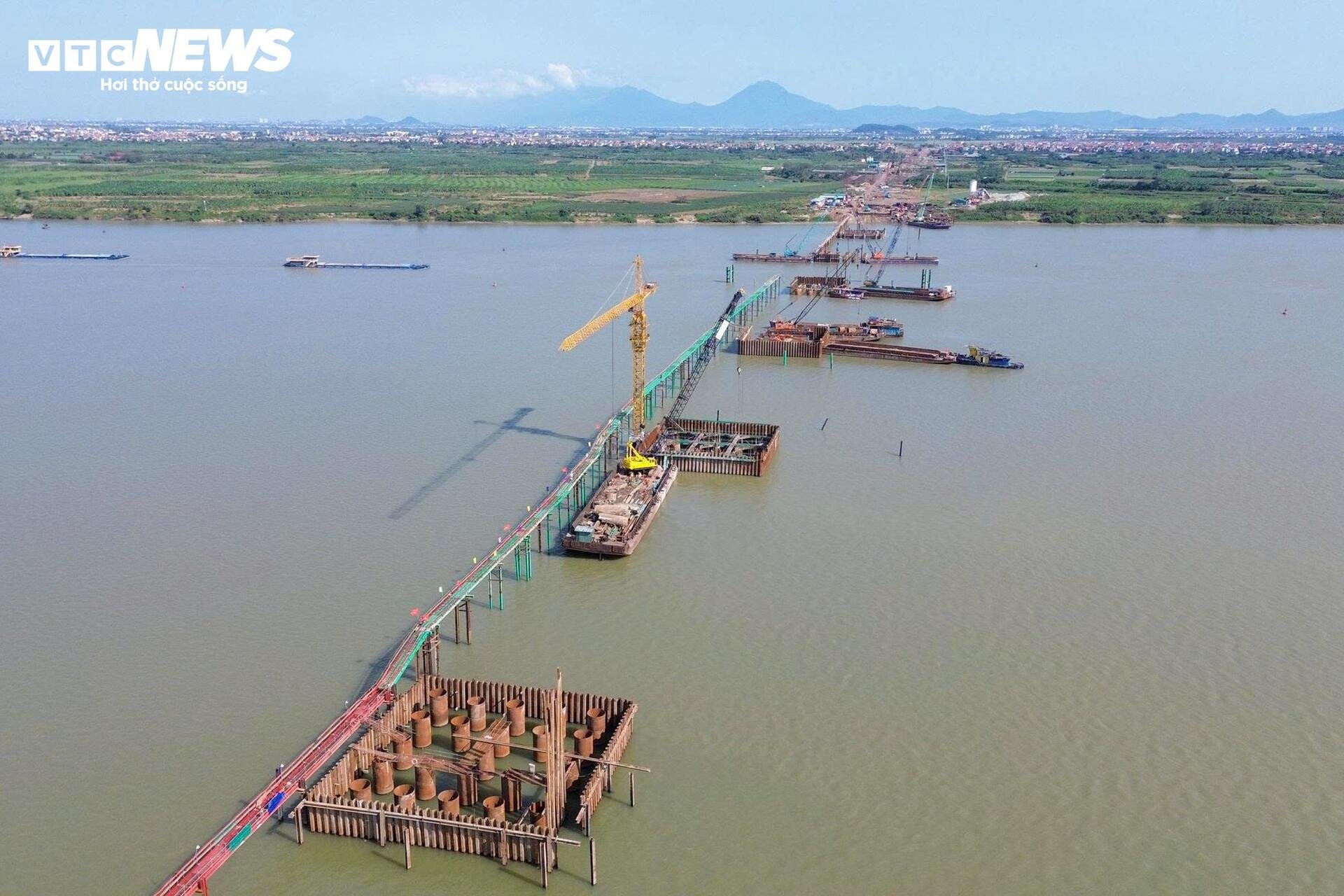 Đại công trường cầu Hồng Hà vượt sông Hồng sau 5 tháng thi công - 2