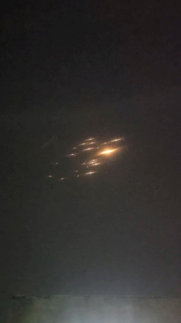 Tên lửa Iran mang đầu đạn chùm bay về phía Israel trong bối cảnh xung đột Mỹ - Israel với Iran, ghi nhận từ Tel Aviv, Israel, ngày 18/3/2026. (Ảnh: Reuters)