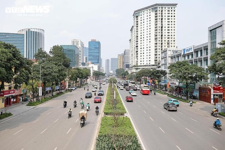 Dự án đang bước vào giai đoạn triển khai quan trọng, với công tác giải phóng mặt bằng được thúc đẩy tại nhiều khu vực, đồng thời hoàn thiện các điều kiện để thi công những hạng mục đầu tiên. Theo Ban Quản lý Đường sắt đô thị Hà Nội, mặt bằng dự án đã bắt đầu được bàn giao cho Tổng thầu EPC từ ngày 1/3/2026. Dự kiến, khu gian đầu tiên S6–S7 sẽ được khởi công từ 17/3, các đoạn tiếp theo triển khai từ 1/4.
