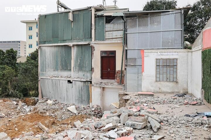 Ông Sơn (xã Yên Bài) cho biết, khi nhận được thông tin về việc triển khai dự án tuyến metro Văn Cao - Hòa Lạc, người dân trong khu vực đều đồng thuận, sẵn sàng di dời để tạo điều kiện cho lực lượng chức năng thực hiện công tác giải phóng mặt bằng. Tuy nhiên, do nhiều hộ gia đình sinh sống tại đây chưa có sổ đỏ nên mức đền bù còn hạn chế. Người dân kỳ vọng dự án tuyến đường sắt sẽ sớm được triển khai và hoàn thành đúng tiến độ, góp phần giúp việc di chuyển vào trung tâm thành phố thuận tiện hơn.