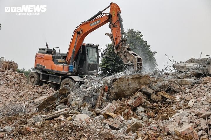 Để phục vụ thi công, đơn vị quản lý đã bố trí một trạm thí nghiệm hiện trường tại xã Sơn Đồng và dự kiến triển khai thêm khoảng 10-12 trạm dọc toàn tuyến. Vật tư, thiết bị cũng đang được tập kết, sẵn sàng thi công ngay sau khi được cấp phép quây rào và phân luồng giao thông.