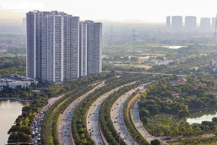 Tuyến metro số 5 đi qua các phường Tây Hồ, Ngọc Hà, Giảng Võ, Láng, Yên Hòa, Từ Liêm, Đại Mỗ, Tây Mỗ, Xuân Phương, Sơn Đồng, Dương Hòa, An Khánh, Quốc Oai, Kiều Phú, Tây Phương, Hạ Bằng, Hòa Lạc, Yên Xuân, Yên Bài, góp phần rút ngắn đáng kể thời gian di chuyển giữa khu vực trung tâm và ngoại thành, đồng thời giảm áp lực về dân số và hạ tầng cho các khu vực nội đô.