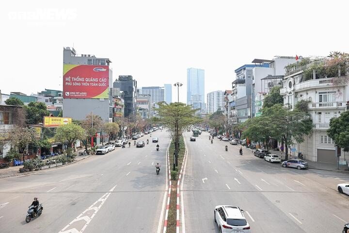 Tuyến metro số 5 có điểm đầu tại nút giao Văn Cao - Hoàng Hoa Thám, đoạn đầu được thiết kế đi ngầm, chạy dọc theo các trục Văn Cao, Liễu Giai, Nguyễn Chí Thanh và Trần Duy Hưng.