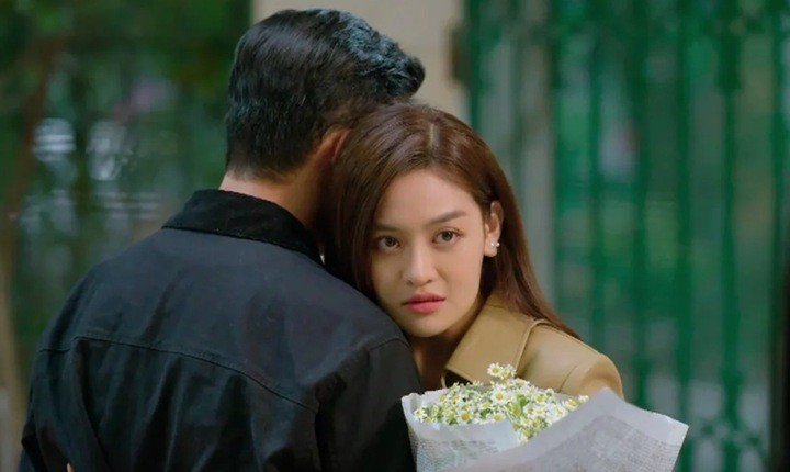 Trong phim, Hà Lê và Minh Kiên từng có mối quan hệ tình cảm sâu đậm trước khi chia tay khoảng 4 năm trước. Sau đó, cô ra nước ngoài sinh sống và kết hôn với người khác, song cuộc hôn nhân này lại đổ vỡ. Trở về Việt Nam, cô chủ động 