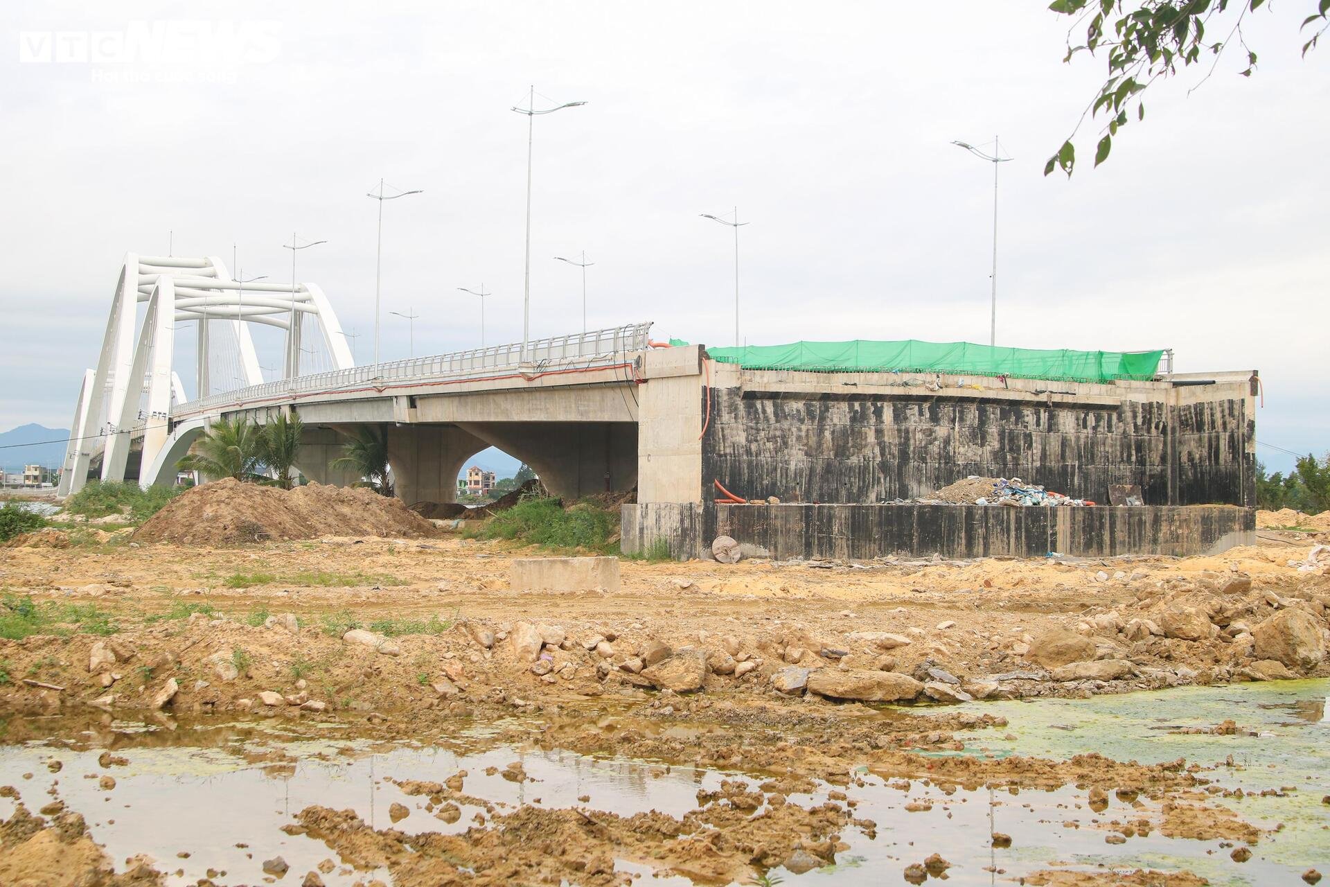 Vì sao cầu 1.300 tỷ ở Quảng Trị làm xong, nhưng đường dẫn vẫn tắc? - 5
