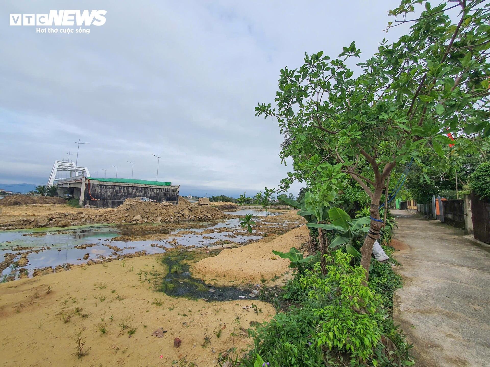 Vì sao cầu 1.300 tỷ ở Quảng Trị làm xong, nhưng đường dẫn vẫn tắc? - 6