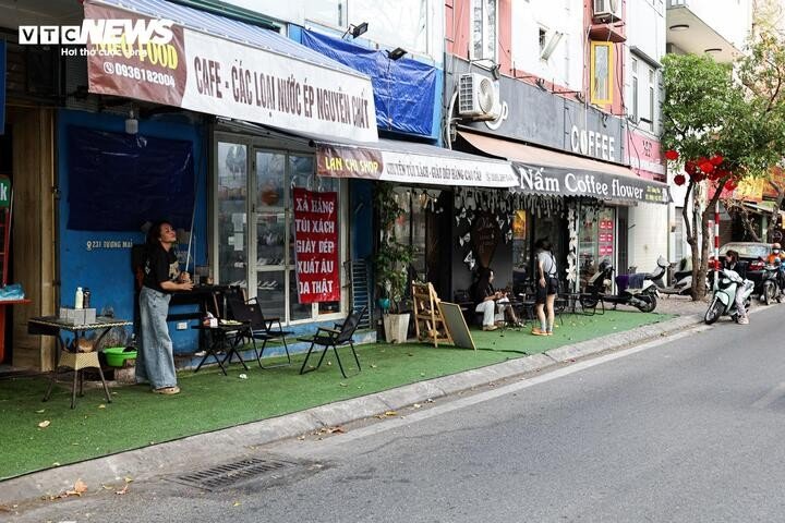 Tuy nhiên, theo ghi nhận của phóng viên Báo Điện tử VTC News vào chiều và tối các ngày 18 - 19/3 cho thấy, tại một số tuyến phố Hà Nội vẫn còn tình trạng hàng quán ngang nhiên lấn chiếm vỉa hè, lòng đường để kinh doanh và trông giữ xe.