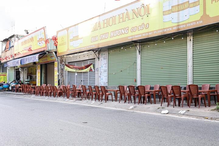 Tại khu vực ngõ 553 đường Giải Phóng, một quán bia ngang nhiên bày bàn ghế tràn kín vỉa hè để phục vụ kinh doanh.