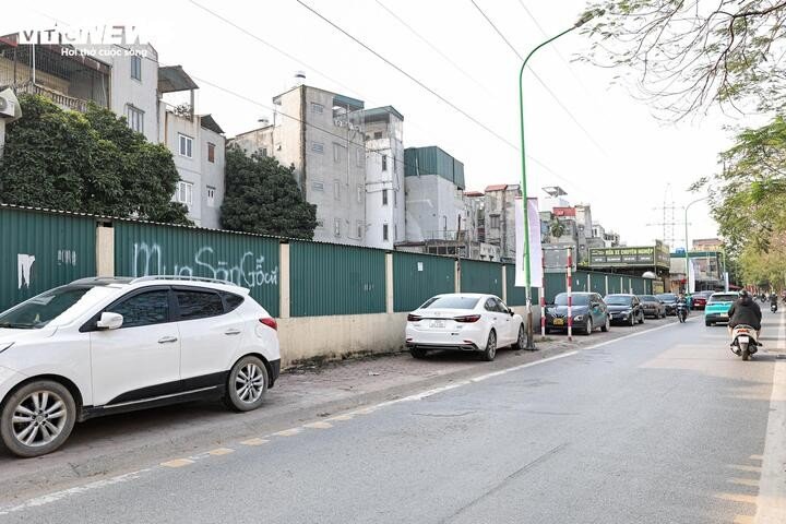 Cách đó không xa, một đoạn vỉa hè trong ngõ 553 Giải Phóng bị biến thành nơi đỗ ô tô.