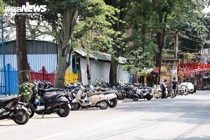 Sau chỉ đạo của Giám đốc Công an Hà Nội, vỉa hè vẫn bị tái lấn chiếm - 5