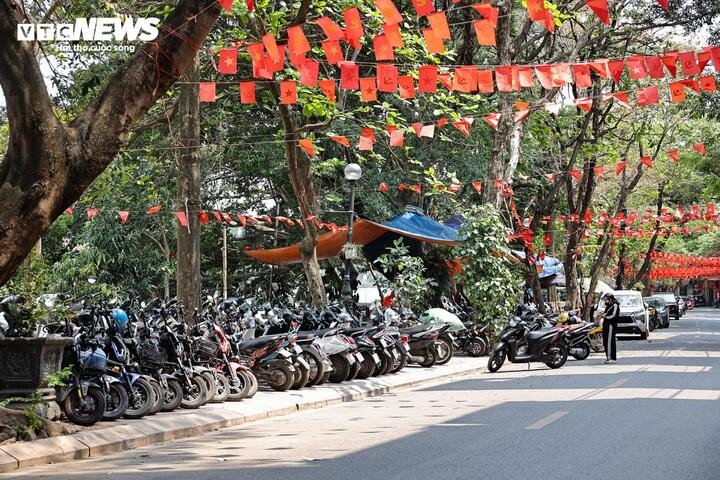 Sau chỉ đạo của Giám đốc Công an Hà Nội, vỉa hè vẫn bị tái lấn chiếm - 6