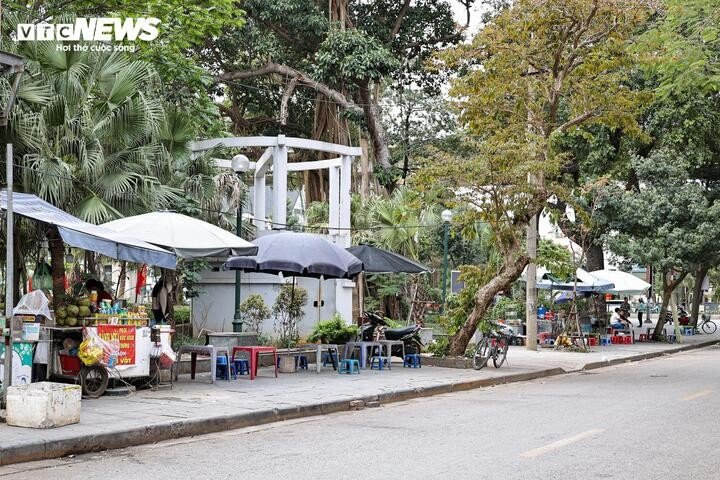 Sau chỉ đạo của Giám đốc Công an Hà Nội, vỉa hè vẫn bị tái lấn chiếm - 7