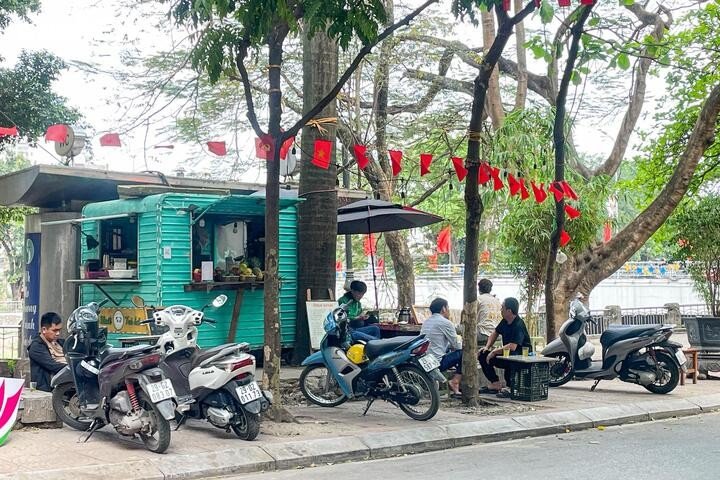 Sau chỉ đạo của Giám đốc Công an Hà Nội, vỉa hè vẫn bị tái lấn chiếm - 8