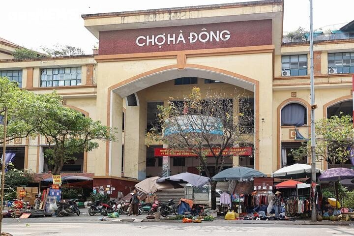 Tại phố Bà Triệu (phường Hà Đông), khu vực vỉa hè trước cổng chợ Hà Đông bị các tiểu thương chiếm dụng để buôn bán.