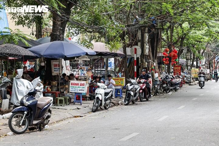 Sau chỉ đạo của Giám đốc Công an Hà Nội, vỉa hè vẫn bị tái lấn chiếm - 10