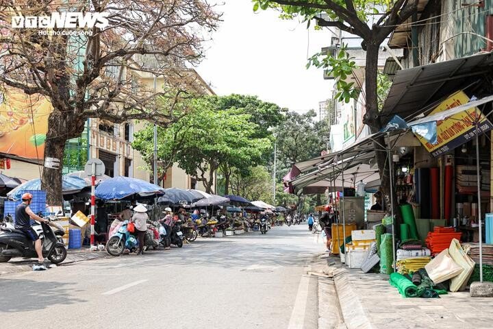 Sau chỉ đạo của Giám đốc Công an Hà Nội, vỉa hè vẫn bị tái lấn chiếm - 11