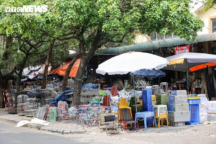 Bà Hằng, tiểu thương kinh doanh hoa quả tại chợ Hà Đông, cho biết việc bày bán bên ngoài chợ sẽ thu hút khách nhiều hơn. Nếu phải di dời vào trong chợ hoặc chuyển sang vị trí khác, lượng khách sẽ giảm hẳn.
