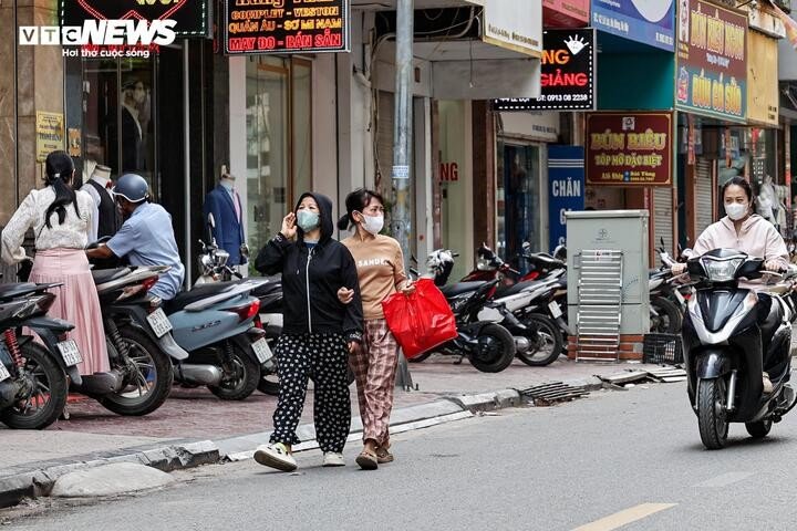 Sau chỉ đạo của Giám đốc Công an Hà Nội, vỉa hè vẫn bị tái lấn chiếm - 15