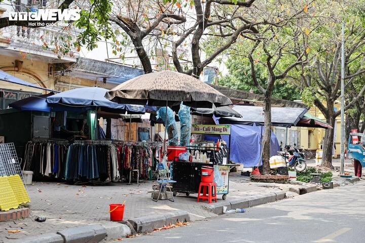 Sau chỉ đạo của Giám đốc Công an Hà Nội, vỉa hè vẫn bị tái lấn chiếm - 17