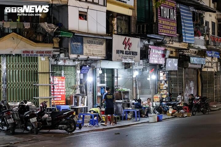 Sau chỉ đạo của Giám đốc Công an Hà Nội, vỉa hè vẫn bị tái lấn chiếm - 20