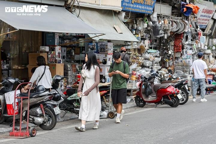 Sau chỉ đạo của Giám đốc Công an Hà Nội, vỉa hè vẫn bị tái lấn chiếm - 22