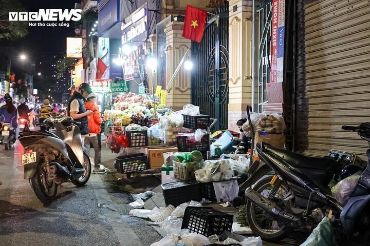 Sau chỉ đạo của Giám đốc Công an Hà Nội, vỉa hè vẫn bị tái lấn chiếm - 23