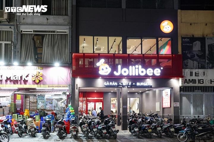 Thậm chí, một nhà hàng chiếm dụng toàn bộ vỉa hè để trông giữ xe, gần như không còn không gian cho người đi bộ.