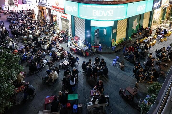 Tại khu vực vỉa hè nút giao Phạm Ngọc Thạch – Lương Đình Của về đêm, hàng quán mọc lên dày đặc, lấn chiếm vỉa hè, phủ kín cả một góc đường.