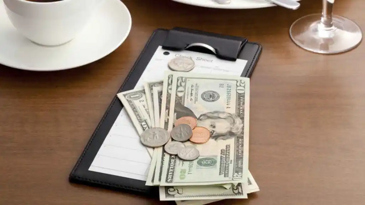 Tiền tip được xem như phần lương thêm mà nhân viên phục vụ được nhận. (Ảnh: iStock)