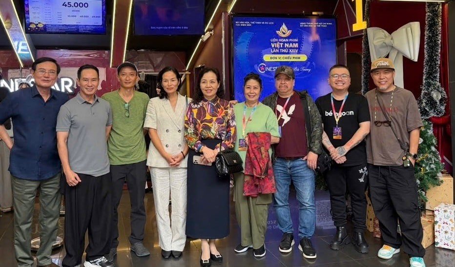 Đạo diễn, NSƯT Bùi Trung Hải (thứ 3 từ phải sang) và các thành viên Ban Giám khảo Liên hoan phim Việt Nam lần thứ 24 - năm 2025. Ảnh: NVCC