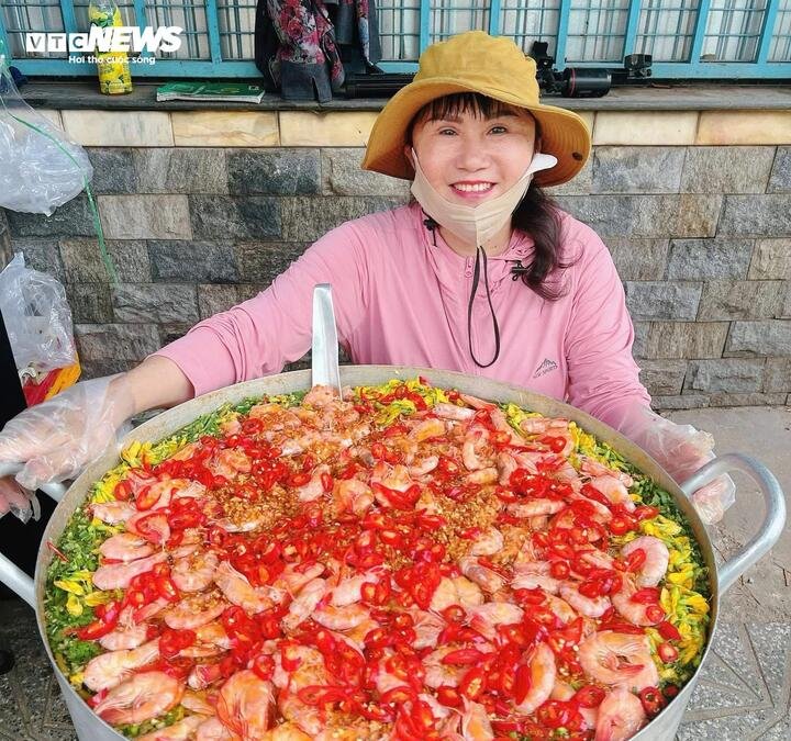 Chị Tưởng nấu canh chua tôm bông điên điển để phát miễn phí cho bệnh nhân và người nhà.