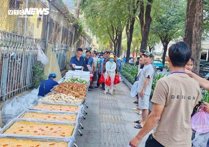 Nhiều năm qua, những hộp cơm 0 đồng tại cổng bệnh viện đã giúp nhiều người khó khăn đỡ lo một phần chi phí.